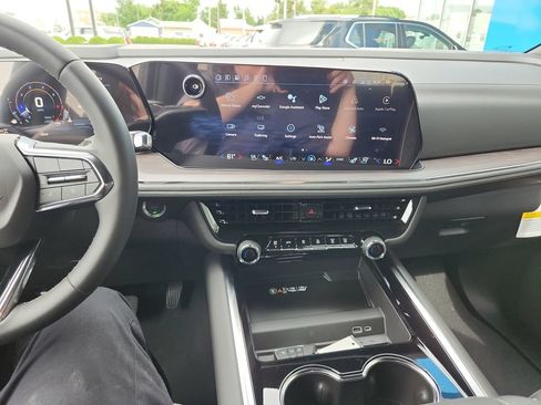 New 2026 Chevrolet Suburban Premier w/ Sun And Tow Package AWD/4WD image 19
