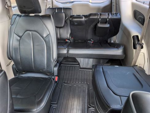 Used 2018 Chrysler Pacifica Limited FWD image 31