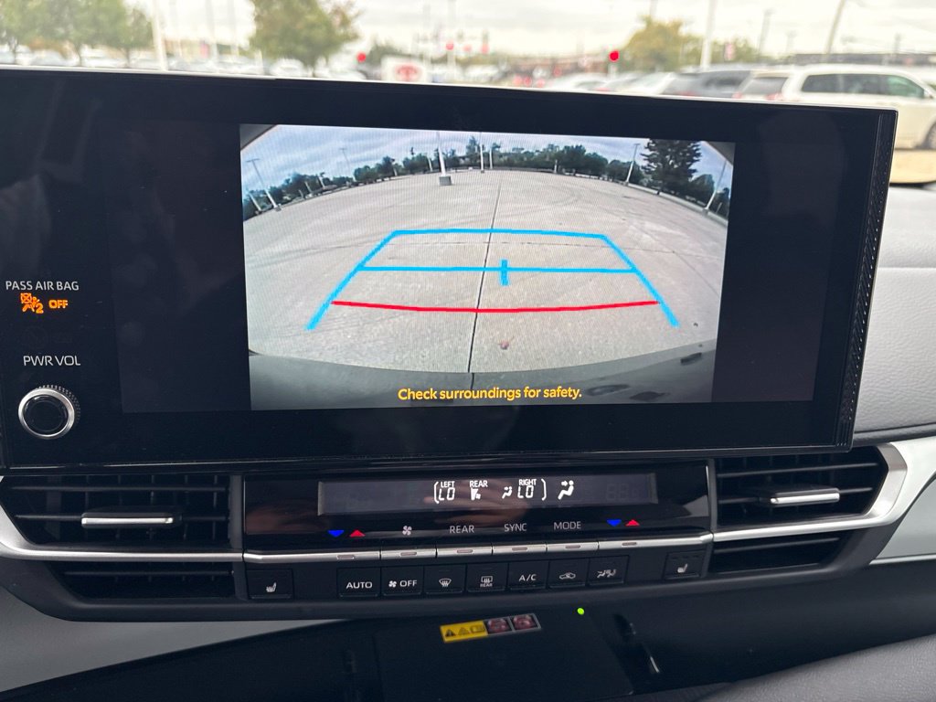 Used 2025 Toyota Sienna XLE FWD image 27