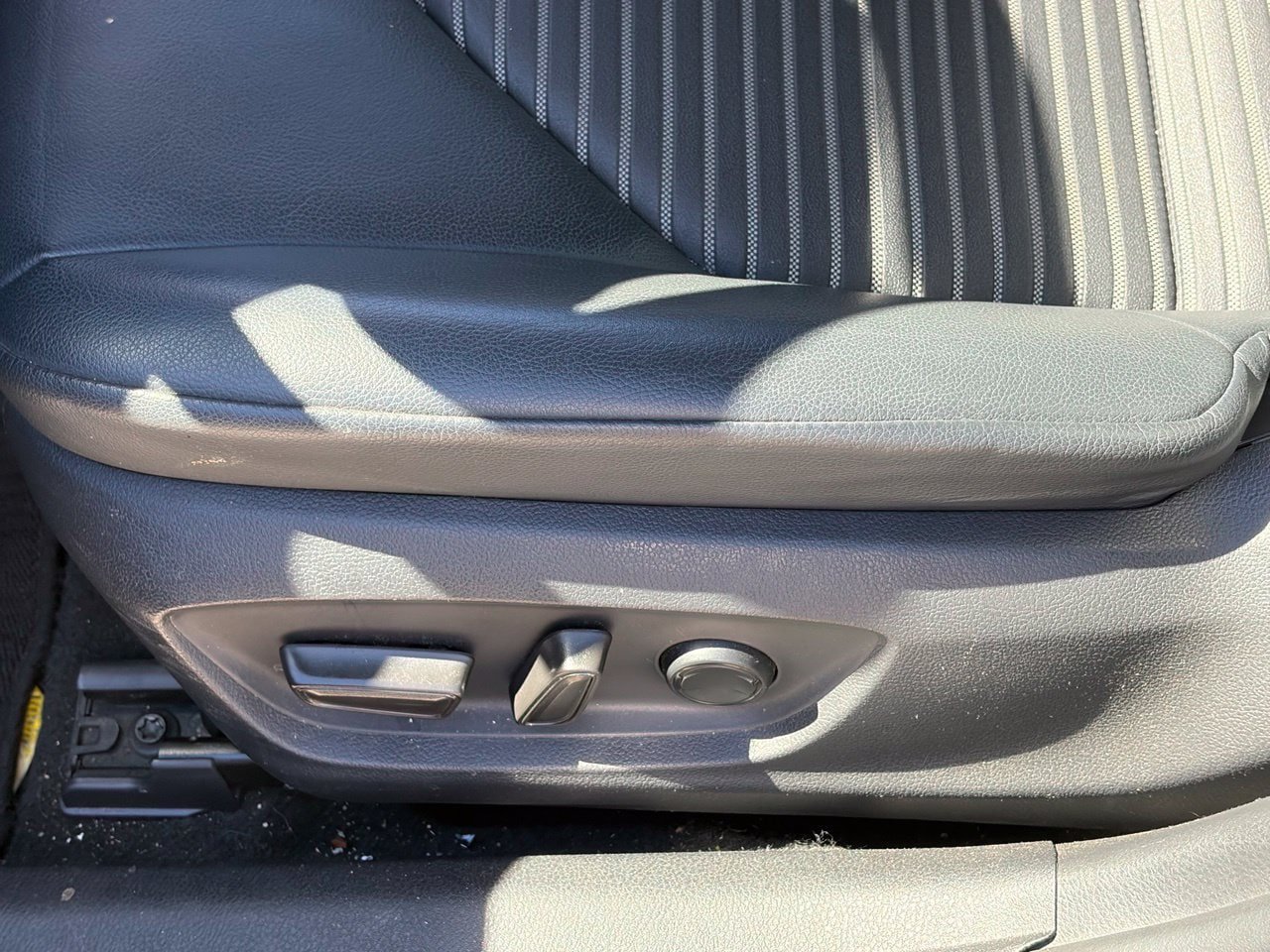 Used 2019 Toyota Camry SE w/ Carpet Mat Package FWD image 4