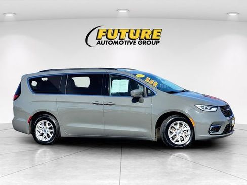 Used 2022 Chrysler Pacifica Touring-L w/ Uconnect Theater Family Group image 4