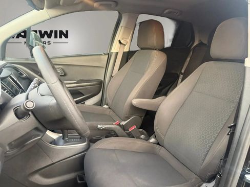 Used 2022 Chevrolet Trax LS w/ Tint and Cruise Package FWD image 18