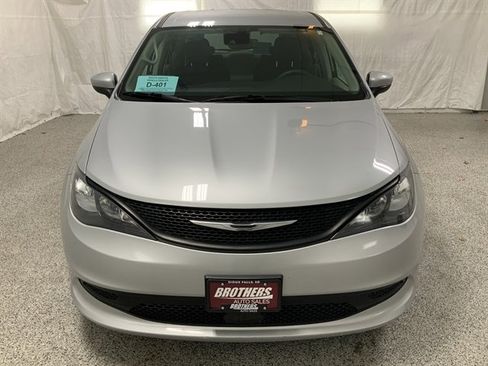 Used 2023 Chrysler Voyager LX image 3