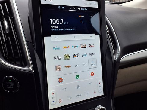 Used 2023 Ford Edge Titanium image 11