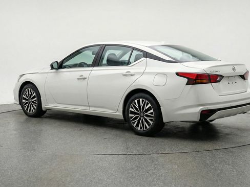 Used 2025 Nissan Altima 2.5 SV FWD image 6