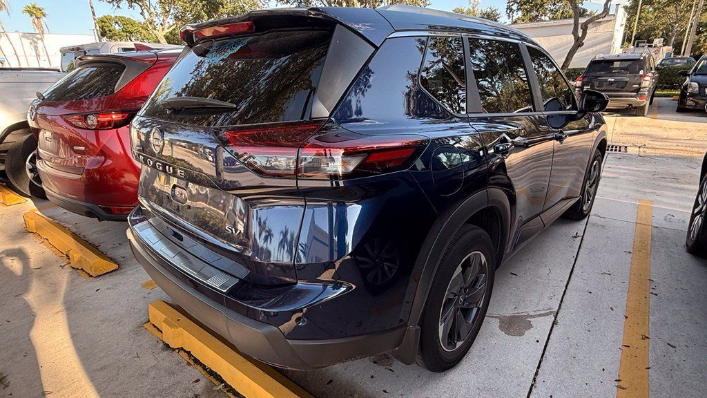 Used 2024 Nissan Rogue SV w/ SV Premium Package FWD image 11