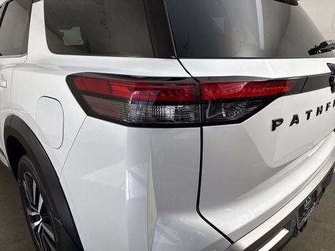 Certified 2025 Nissan Pathfinder Platinum w/ Black Appearance Package AWD/4WD image 35