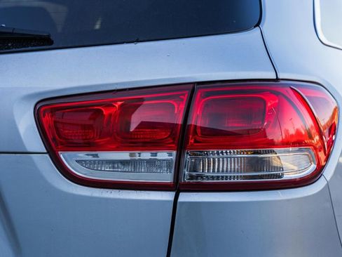 Used 2017 Kia Sorento LX image 6