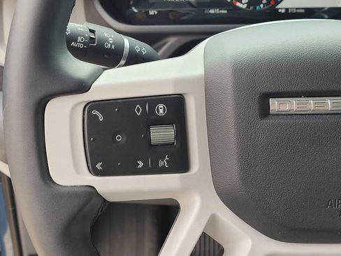 Used 2025 Land Rover Defender 90 S image 20