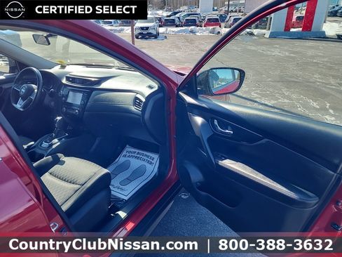 Certified 2017 Nissan Rogue SV w/ SV Premium Package image 31