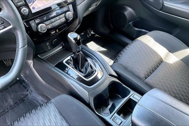 Certified 2017 Nissan Rogue SV w/ SV Premium Package AWD/4WD image 17