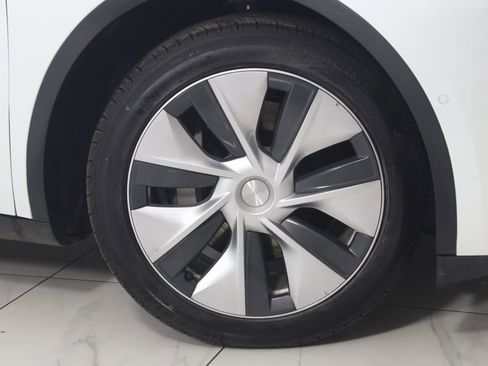 Used 2021 Tesla Model Y Long Range image 16