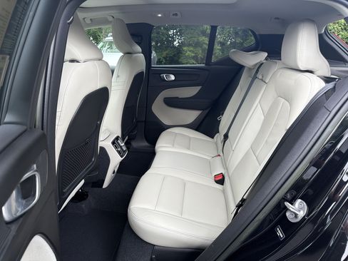 Certified 2023 Volvo XC40 B5 Plus AWD/4WD image 32