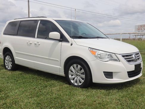 Used 2012 Volkswagen Routan SEL FWD image 3