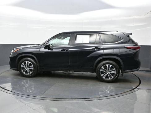 Used 2024 Toyota Highlander XLE AWD/4WD image 3