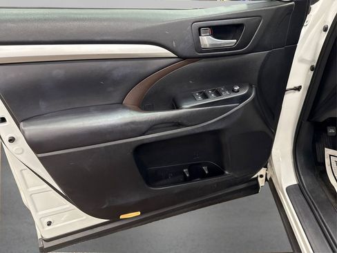 Used 2017 Toyota Highlander XLE w/ Carpet Mat Package image 25