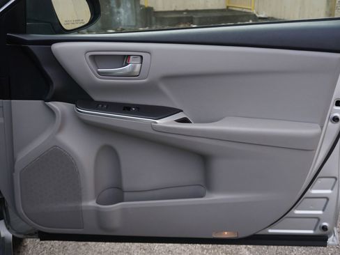 Used 2016 Toyota Camry SE image 9