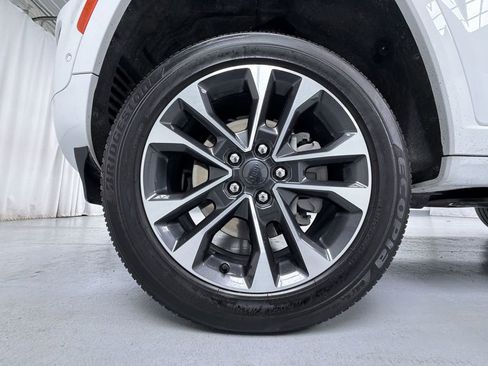 Used 2024 Jeep Grand Cherokee L Overland w/ Trailer Tow Package image 12