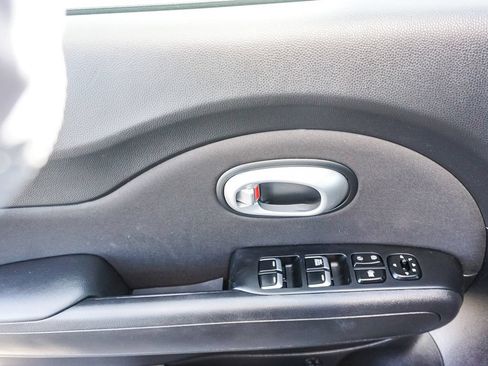 Used 2019 Kia Soul FWD image 19