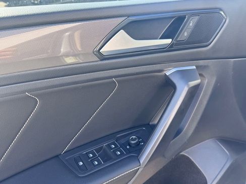 Used 2023 Volkswagen Tiguan SE image 9