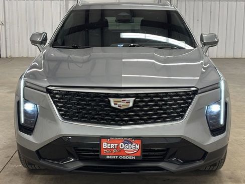 Used 2024 Cadillac XT4 Premium Luxury image 2
