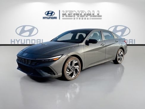 New 2025 Hyundai Elantra SEL image 3