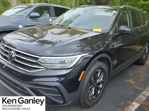 Used 2023 Volkswagen Tiguan SE w/ Panoramic Sunroof Package image 1
