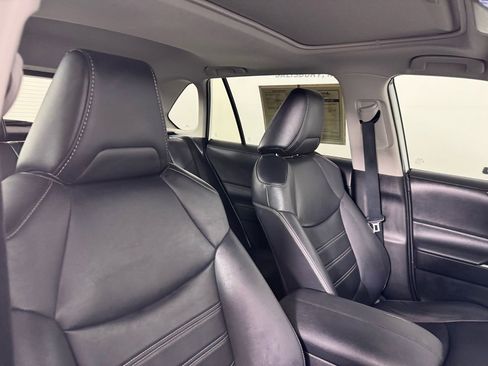 Used 2020 Toyota RAV4 XLE Premium image 31