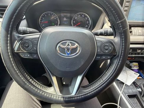 Used 2020 Toyota RAV4 XLE Premium FWD image 16