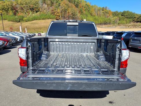 Used 2023 Nissan Titan SV image 10