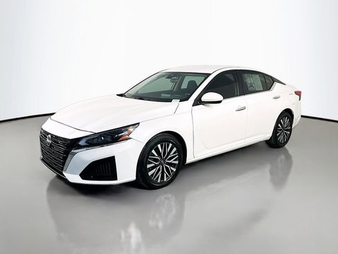Used 2023 Nissan Altima 2.5 SV FWD image 3