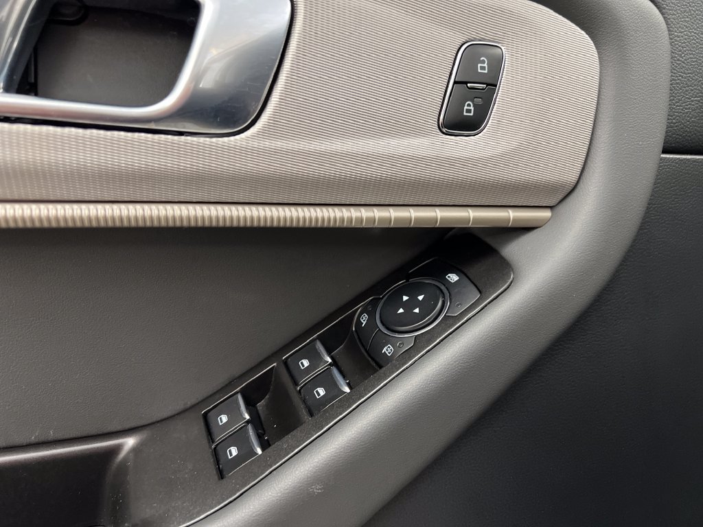Used 2025 Ford Explorer Active AWD/4WD image 15