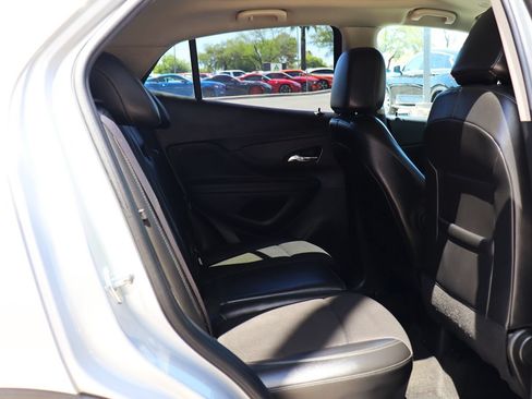 Used 2022 Buick Encore Preferred AWD/4WD image 27