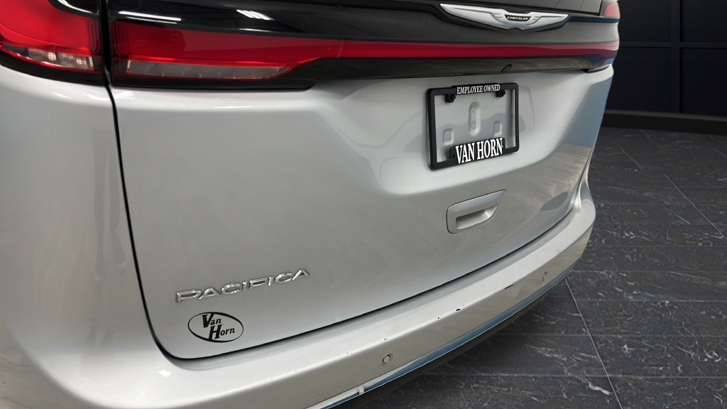 Used 2024 Chrysler Pacifica Touring-L FWD image 38