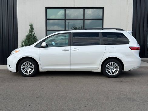 Used 2017 Toyota Sienna XLE w/ XLE Navigation Package FWD image 2