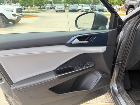 Used 2024 Volkswagen Taos SE FWD image 12