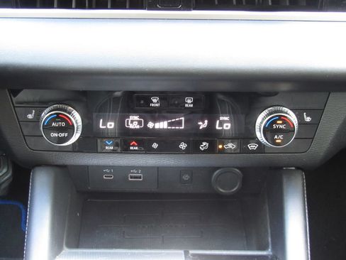 Used 2024 Mitsubishi Outlander 4WD Plug-In Hybrid image 32