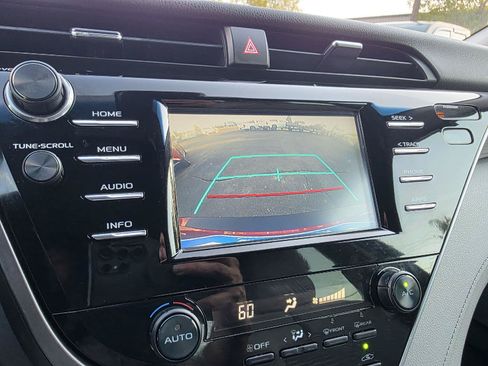 Used 2018 Toyota Camry SE FWD image 17