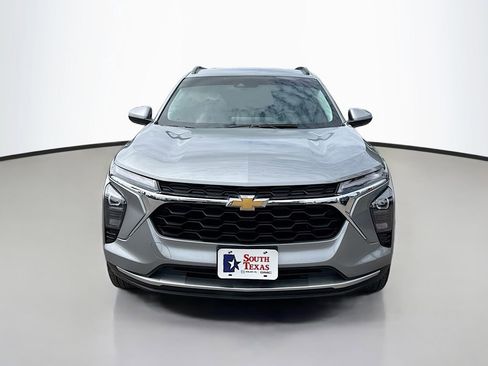 Used 2025 Chevrolet Trax LT w/ Driver Confidence Package FWD image 2