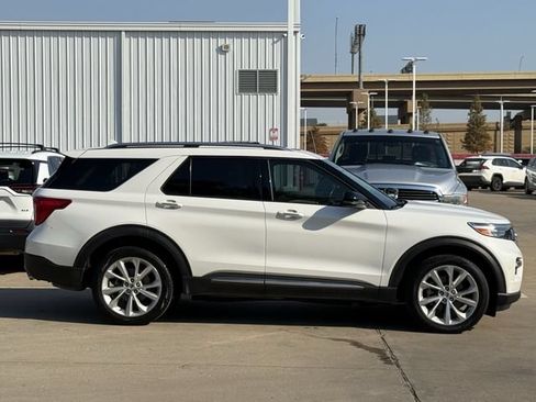 Used 2023 Ford Explorer Platinum w/ Technology Package AWD/4WD image 3