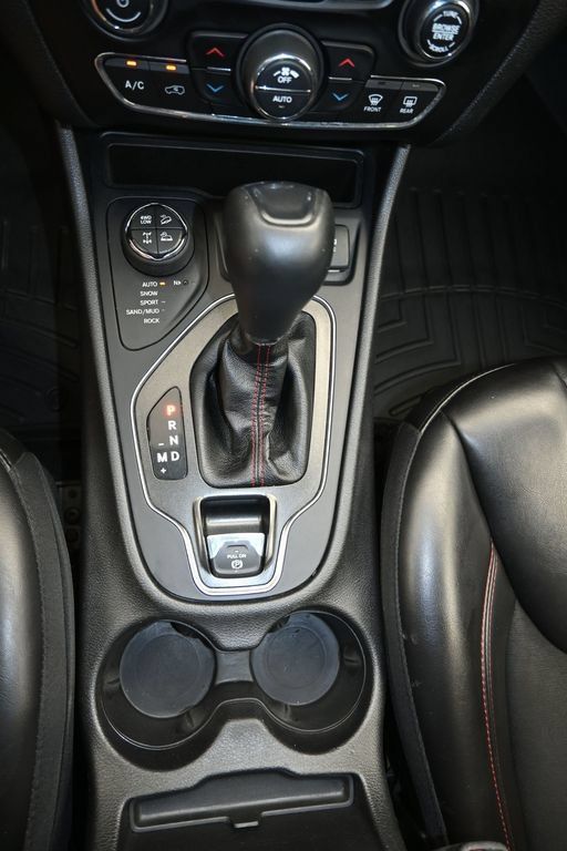 Used 2020 Jeep Cherokee Trailhawk w/ Cold Weather Group AWD/4WD image 18