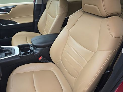 Used 2021 Toyota RAV4 XLE Premium image 12