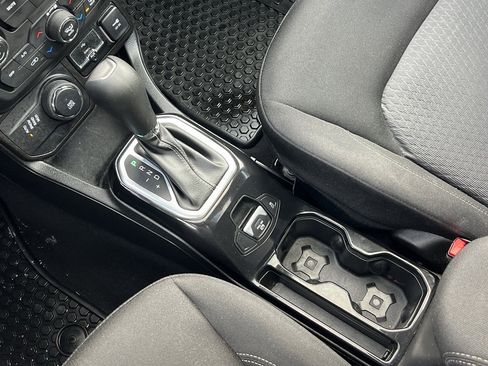 Used 2021 Jeep Renegade Latitude w/ Sun & Sound Group image 23