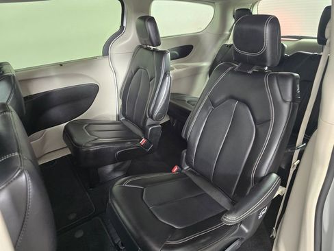 Used 2024 Chrysler Pacifica Touring-L image 18
