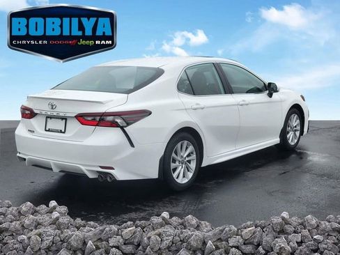 Used 2024 Toyota Camry SE image 3