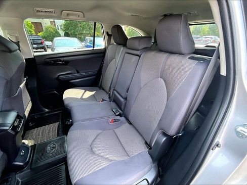 Used 2022 Toyota Highlander LE AWD/4WD image 24