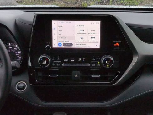 Certified 2024 Toyota Highlander LE FWD image 18