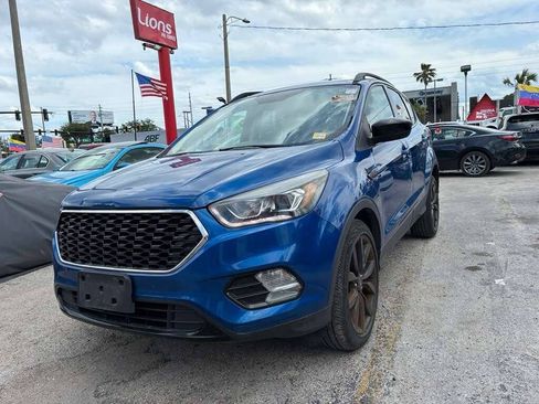 Used 2017 Ford Escape SE w/ SE Sport Appearance Package FWD image 2