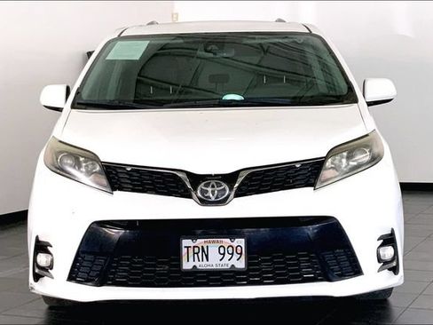 Used 2018 Toyota Sienna SE Premium FWD image 3