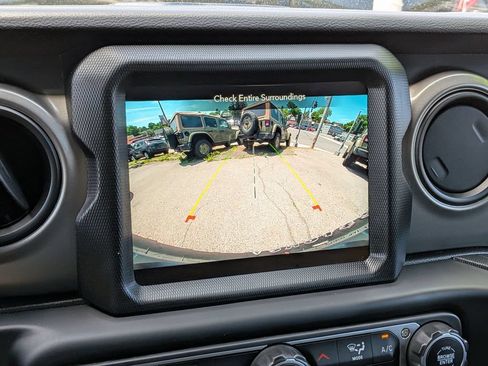 Used 2023 Jeep Wrangler Unlimited w/ Sun & Screen Package AWD/4WD image 18
